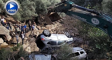 Büyük felaket sonrası araçlar kurtarılıyor