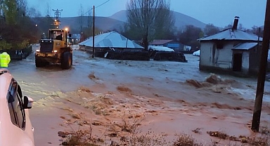 Çobanlar hayvanlarıyla selde mahsur kaldı!