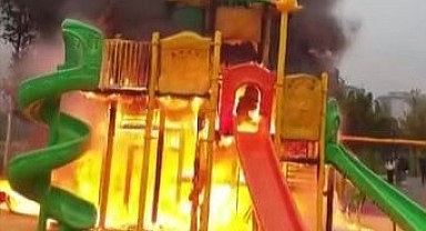 Çocuk oyun parkı alev alev yandı