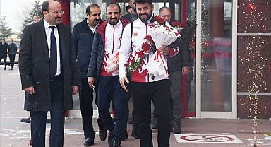 Dünya ikincisi Erzurum'da çiçeklerle karşılandı