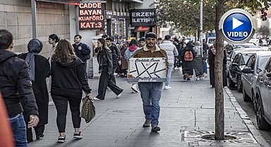 Ekmek kapısını boynunda taşıyor