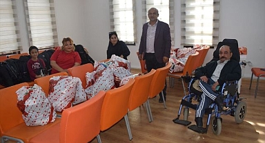 Engellilere gıda ve giysi desteği