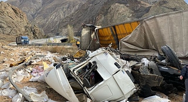 Erzurum'da devrilen nohut yüklü tır can aldı