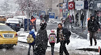 Erzurum'da eğitime kar engeli!