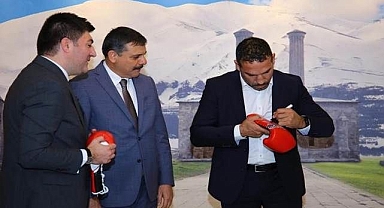 Erzurumlu şampiyondan Valiye imzalı eldiven…
