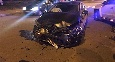 Feci kazada iki otomobil çarpıştı!