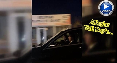 Gençleri görünce makam aracını durdurdu