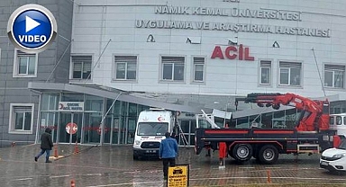 Hastane girişi ambulansın üzerine çöktü