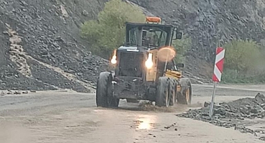 Heyelan köy yollarını kapattı!