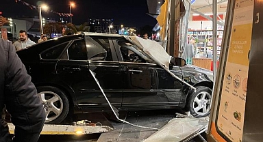 Hızını alamayan otomobil zincir markete daldı