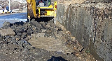İçme suyu şebeke hattı patladı!