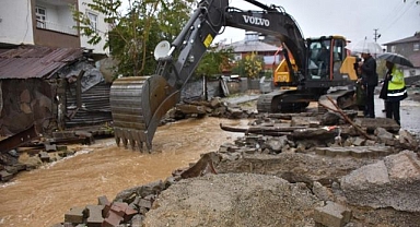 İlçeyi su bastı... Dereler taştı, yollar çöktü!