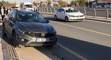 Kaldırıma çıkan otomobil genç kıza çarptı!