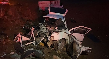 Kamyonet ile otomobil kafa kafaya çarpıştı