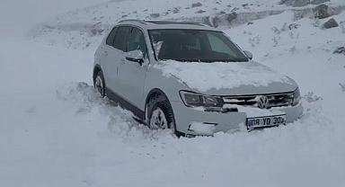 Kar yağışı başladı, araçlar yolda kaldı