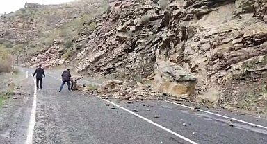 Karayoluna düşen kaya parçaları korkuttu