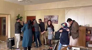 Öğretmenler gününde okulu basıp darp ettiler