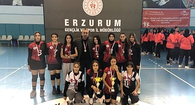 Oltulu kız hentbol takımı il birincisi