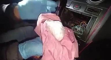 Oto teyp arkasına gizlenmiş!