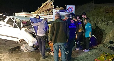 Otomobil ile kamyonet çarpıştı!