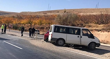 Otomobil ile minibüs birbirine girdi!