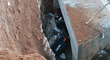 Otomobil inşaat alanına düştü!