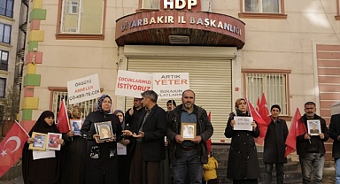Teröristlerin kaçırdığı oğlu için nöbete başladı