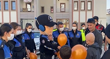 Polislerden küçük Miraç'a sürpriz