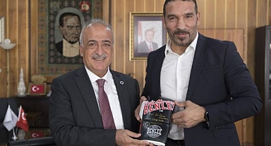 Şampiyon boksörden Rektör Çomaklı’ya teşekkür ziyareti