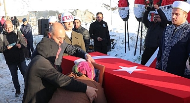 Şehit asker gözyaşları içinde toprağa verildi!