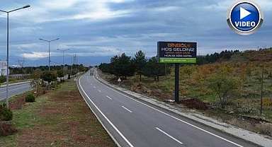 Şehrin girişine üç dilde tabela...