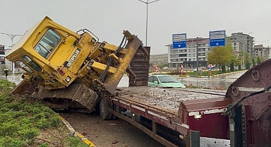 Seyir halindeki çekicinin üzerinden devrildi!
