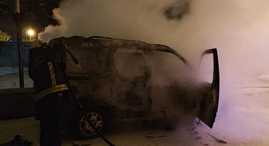 Seyir halindeki kamyonet alev alev yandı