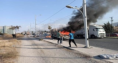 Seyir halindeki kamyonet alev alev yandı