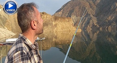 Sular altında kalan ilçede nasiplerini arıyorlar!