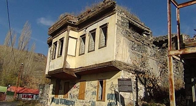 Tarihi konak yıkılmak üzere