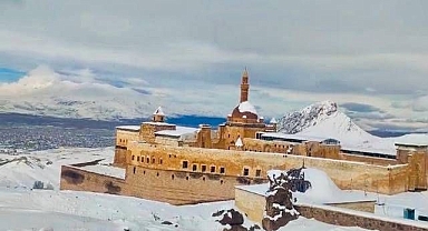 Tarihi saray kar manzarasıyla büyüledi