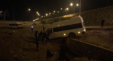  Tekstil işçilerini taşıyan minibüs devrildi