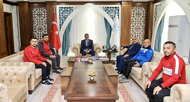 Vali Çelik pehlivanları kutladı