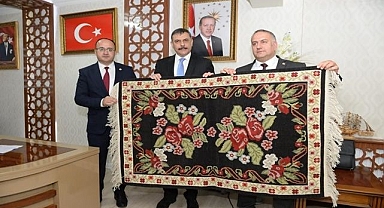 Vali Çiftçi'den Şenkaya'ya ziyaret