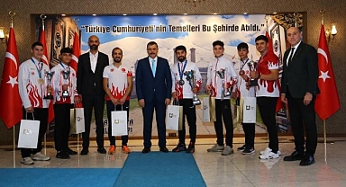 Vali Çiftçi şampiyonları ağırladı