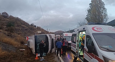 Yolcu otobüsü devrildi: 27 kişi yaralandı
