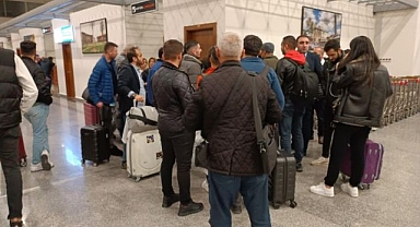 Uçak zorunlu iniş yaptı... Yolcular küplere bindi!