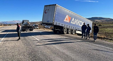 Yoldan çıkan tır metrelerce savruldu!