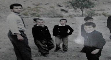 30 yıl önce okuttuğu öğrencileri arıyor!