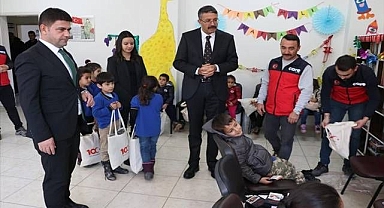 300 çocuğun yüzünü güldürdüler!