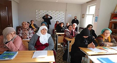 65'lik ninenin okuma azmi hayran bıraktı!
