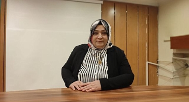 8 erkek rakibine karşı tek başına mücadele ediyor!