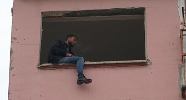 Ağır hasarlı binaya çıkan genç, polisi alarma geçirdi