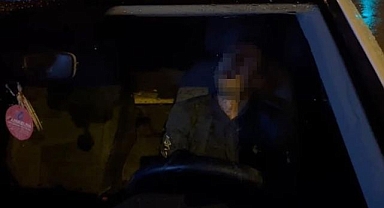 Aracını yolun ortasına çekerek uyudu!